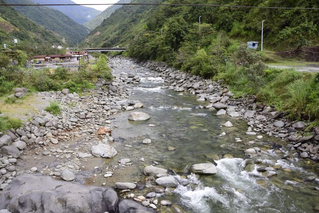 Vista no rio de El Pailon Del Diablo Banos de Agua Santa