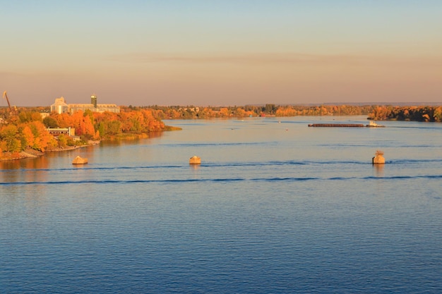 Vista no rio Dnieper no outono