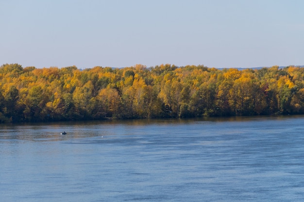 Vista no rio Dnieper no outono