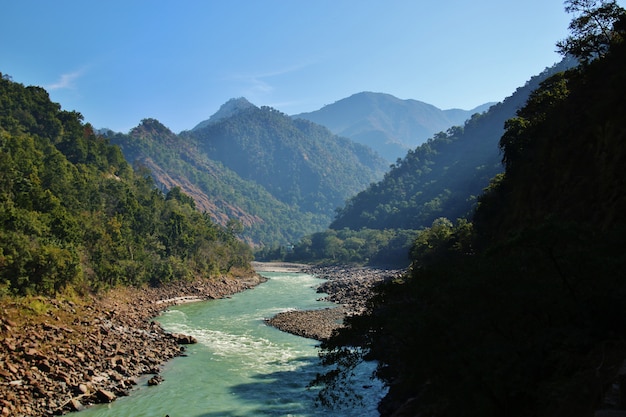 Vista no rio ganges e no himalaia indiano