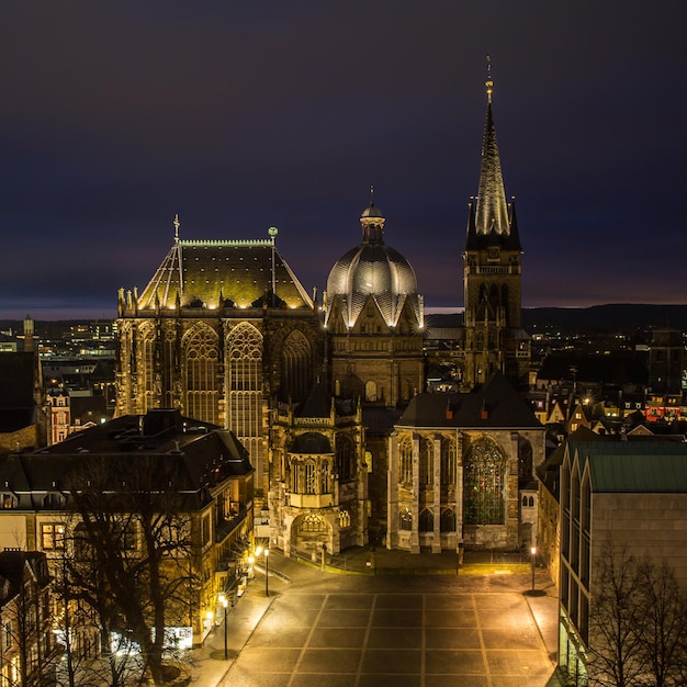 Una vista de noche de la Catedral de Aquisgrán en Aquisgrán, Alemania. Tomada afuera con una 5D mark III.