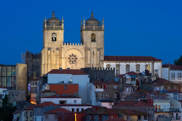 Vista de noche de Porto Portugal Europa