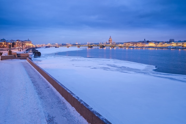 Vista de noche del río Neva y el puente en invierno, San Petersburgo, Rusia