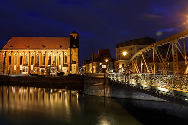 Vista de noche del río Odra y la isla Tumski en la ciudad de Wroclaw en Polonia en primavera