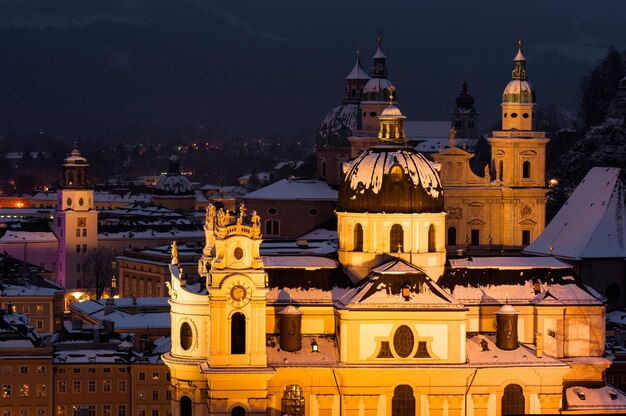 Vista de la noche de Salzburgo en invierno.