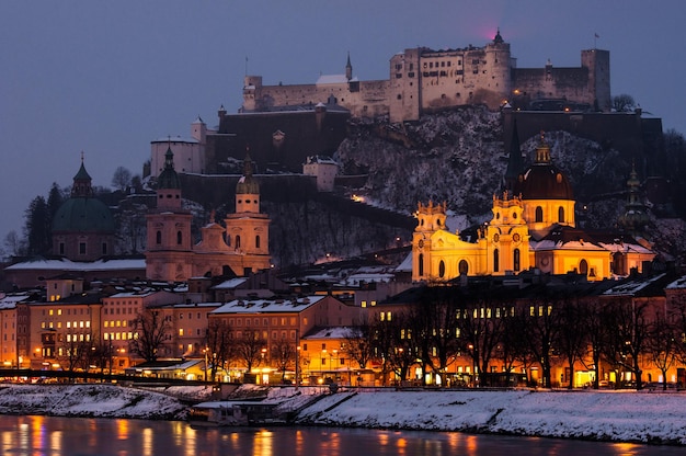 Vista de la noche de Salzburgo en invierno.