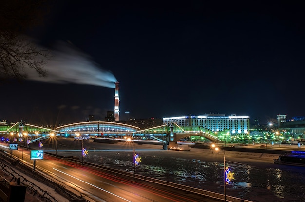 Vista de noche del terraplén del río Krasnopresnenskaya de Moscú.