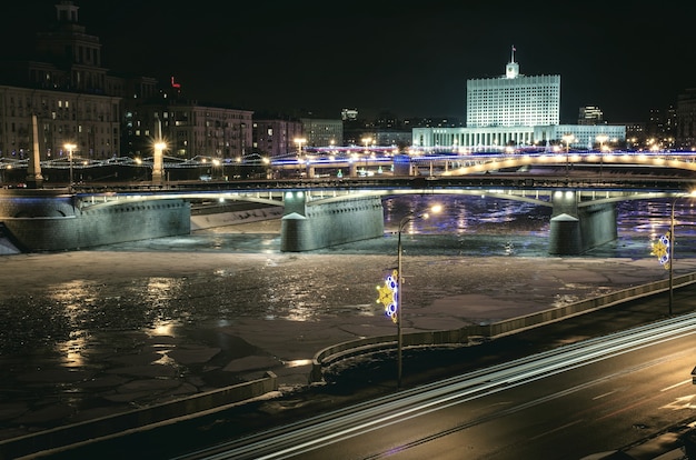 Vista de noche del terraplén del río Krasnopresnenskaya de Moscú.