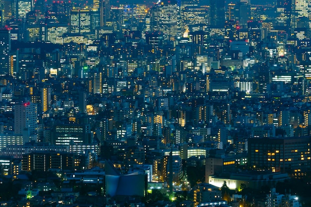 Vista nocturna aérea en el centro de Tokio, Japón