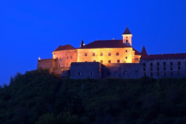 Foto vista nocturna al antiguo castillo