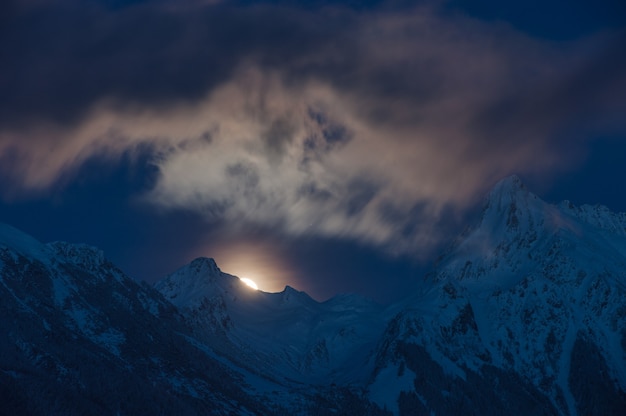 Una vista nocturna de los Alpes nevados en Austria