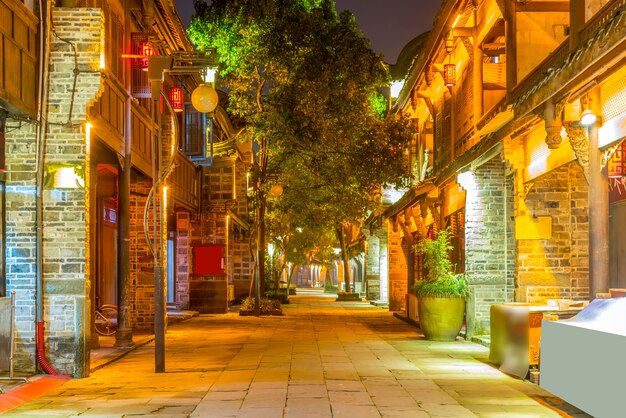 Vista nocturna de la antigua ciudad de Huanglongxi en Chengdu