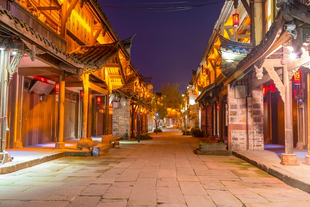 Vista nocturna de la antigua ciudad de Huanglongxi en Chengdu