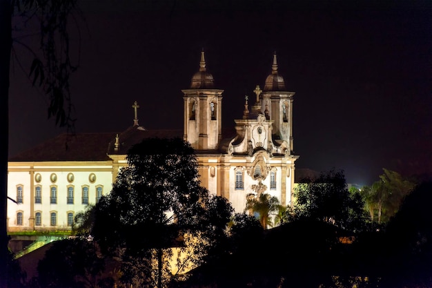 Foto vista nocturna de la antigua iglesia católica ubicada en la histórica ciudad de ouro preto en minas gerais