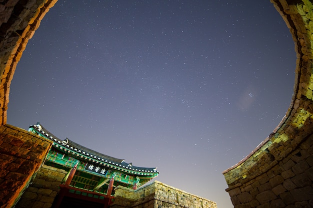 Vista nocturna de un antiguo castillo en Corea