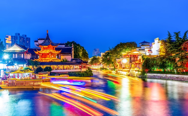 Vista nocturna del antiguo río arquitectónico en Nanjing