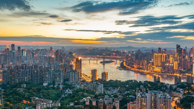 Vista nocturna de la arquitectura de Chongqing y el horizonte urbano