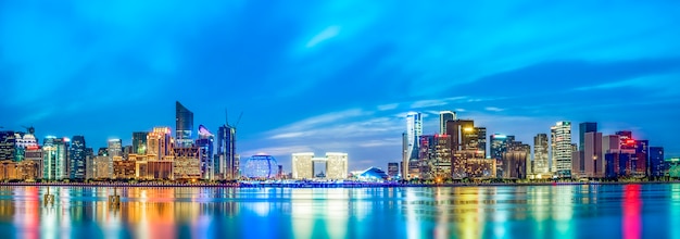 Vista nocturna de la arquitectura del edificio de oficinas del distrito financiero de Hangzhou y el horizonte de la ciudad