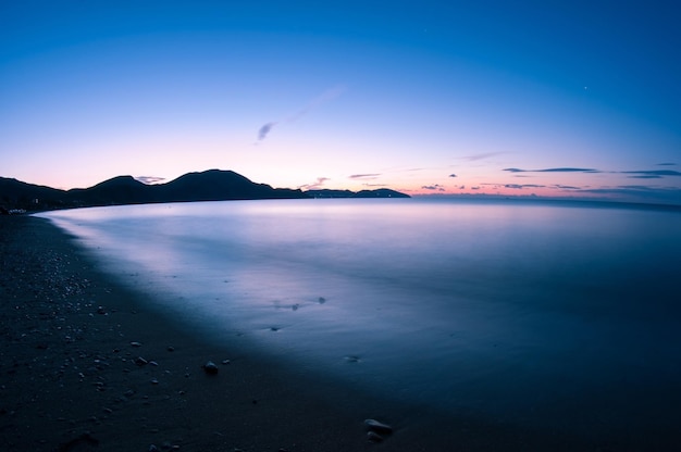 Vista nocturna de la bahía del mar. Crimea.