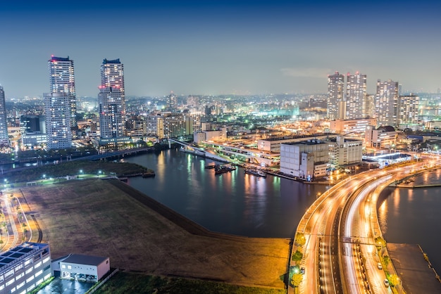 Vista nocturna de la bahía de Yokohama. mostrando la bahía de Yokohama y la ciudad de Tokio en el otro extremo