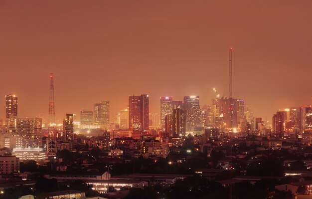 Vista nocturna de Bangkok con rascacielos en el distrito financiero en Bangkok, Tailandia