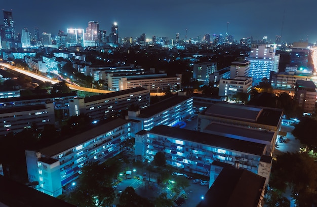 Vista nocturna de Bangkok con rascacielos en el distrito financiero en Bangkok, Tailandia