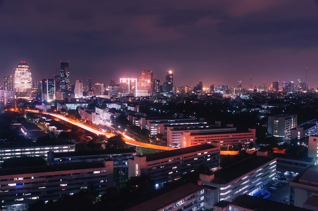 Vista nocturna de Bangkok con rascacielos en el distrito financiero en Bangkok, Tailandia