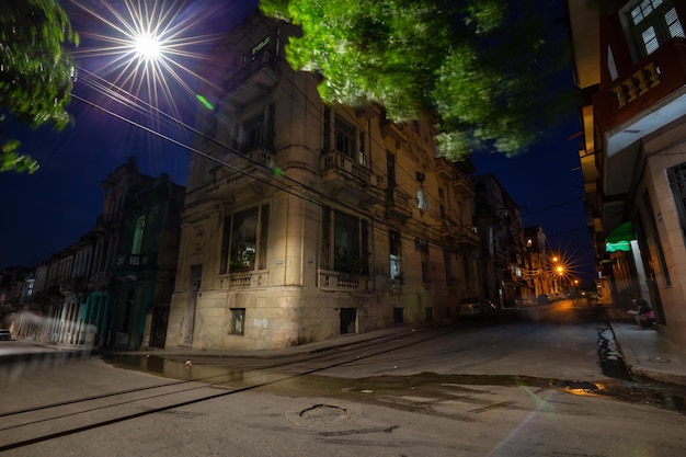 Vista nocturna en barrio residencial en la Ciudad de La Habana Vieja, Capital de Cuba