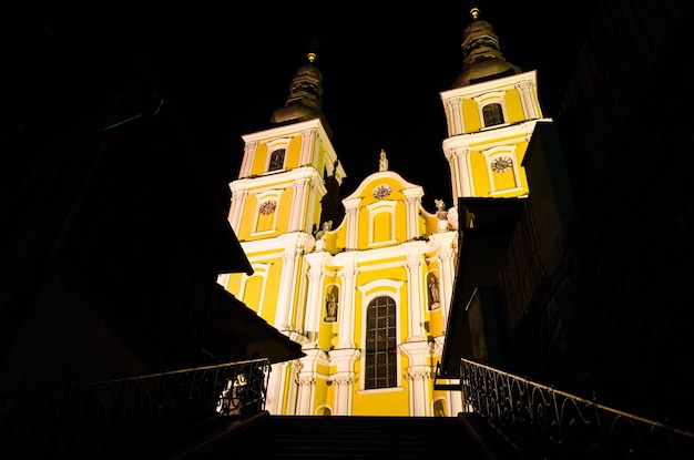 Vista nocturna de la basílica barroca Mariatrost en Graz, uno de los lugares de peregrinación más famosos de Estiria en Austria