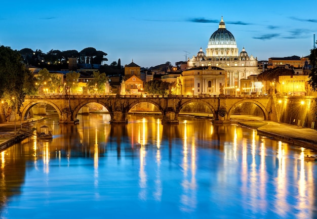 Vista nocturna de la Basílica de San Pedro en Roma