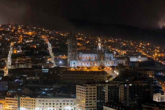 Vista nocturna de la basílica del voto nacional.