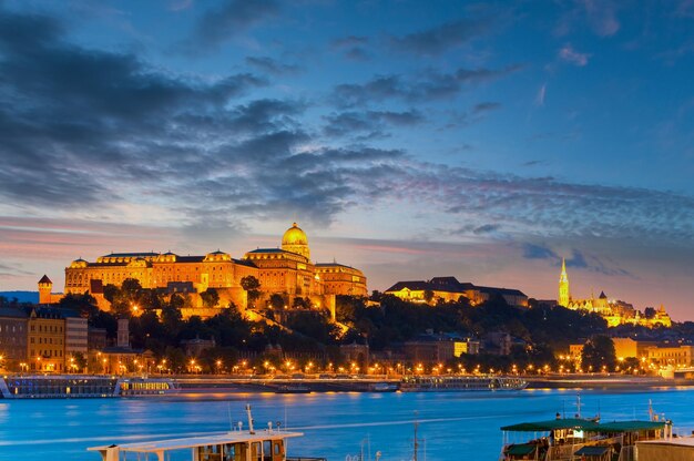 Vista nocturna de Budapest