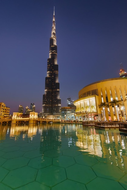 Vista nocturna de Burj Khalifa en Dubai