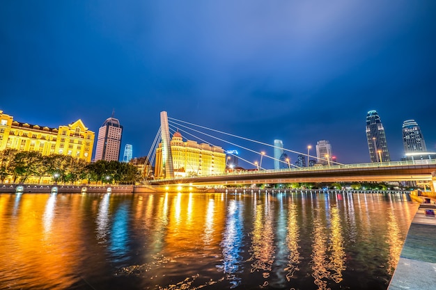 Vista nocturna de la calle de arquitectura moderna a lo largo del río Haihe en Tianjin