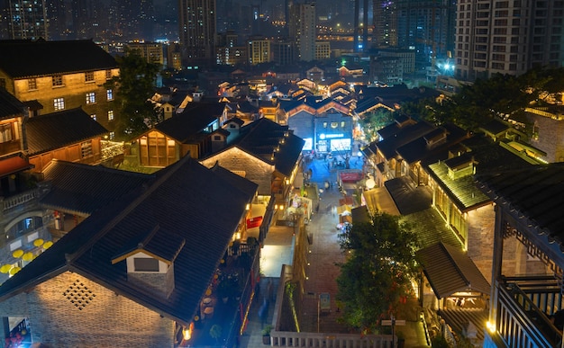 Vista nocturna de la calle comercial retro en Chongqing, China