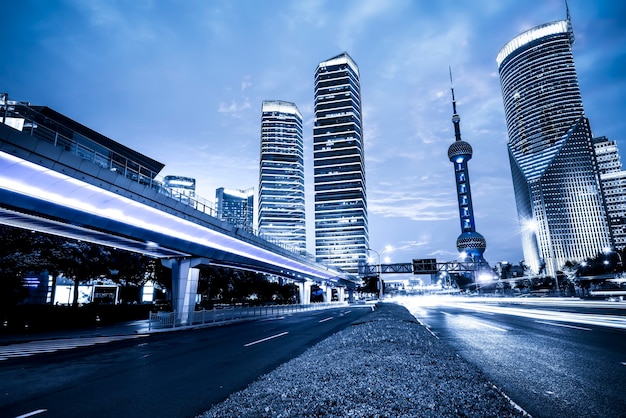 Vista nocturna de la calle del distrito financiero de Lujiazui en Shanghai