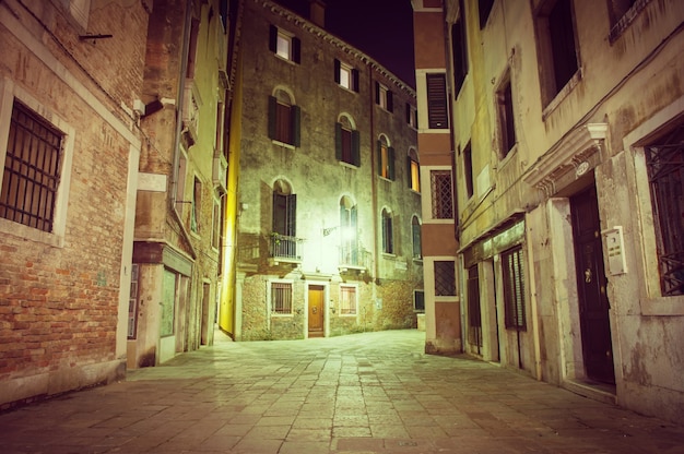 Foto vista nocturna de la calle en venecia