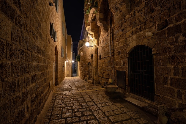 Vista nocturna en los callejones del histórico puerto viejo de Jaffa