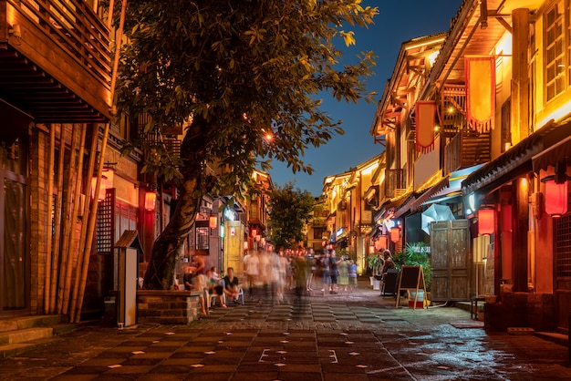 Vista nocturna de las calles de la ciudad de Chongqing