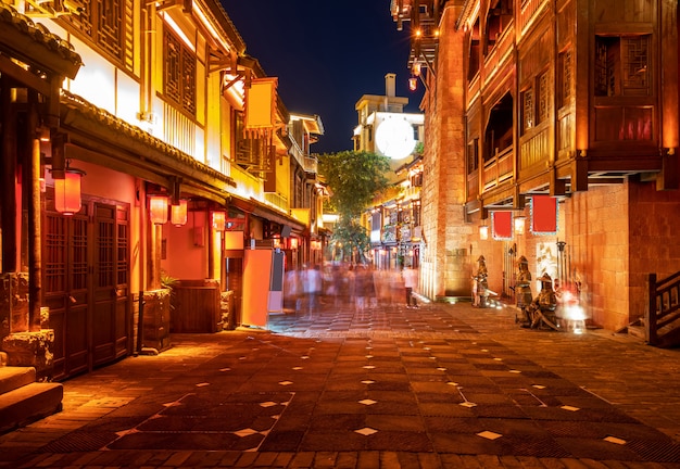 Vista nocturna de las calles de la ciudad de Chongqing