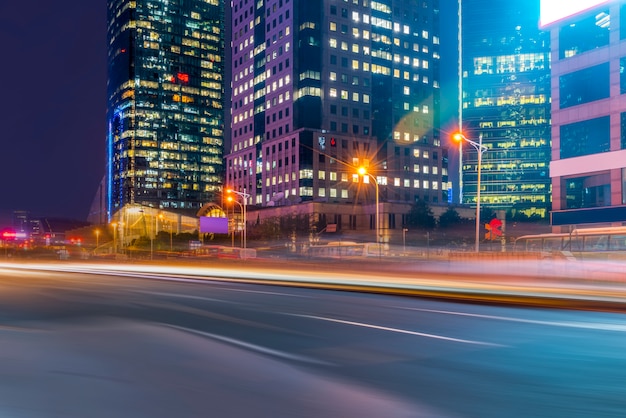 La vista nocturna de la carretera de la ciudad y las luces difusas del coche en Lujiazui, Shanghai