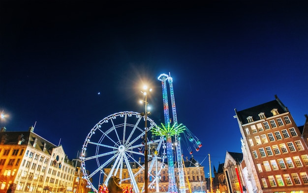 Vista nocturna del carrusel del parque de atracciones