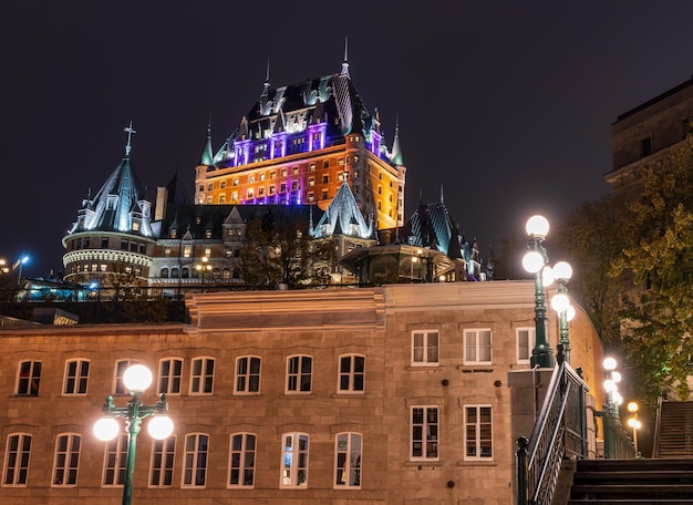 Vista nocturna del casco antiguo de la ciudad de Quebec en otoño