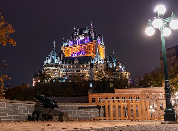 Vista nocturna del casco antiguo de la ciudad de Quebec en otoño