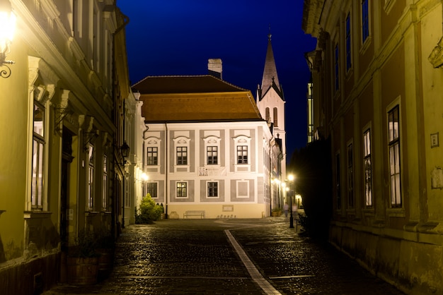 Vista nocturna del casco antiguo de Veszprem