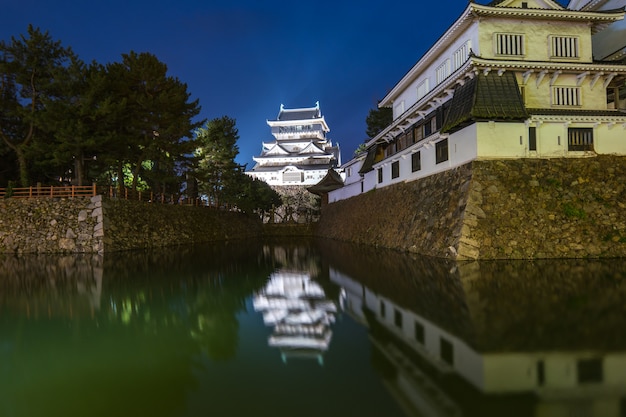 Foto vista nocturna del castillo de kokura en la noche en fukuoka, japón