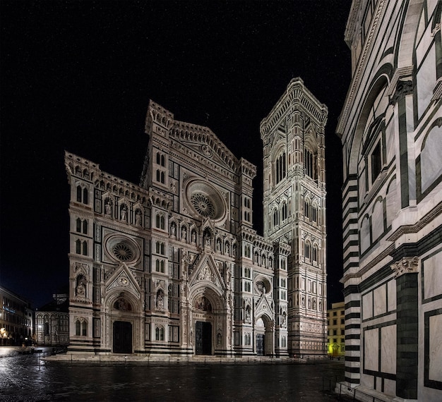Vista nocturna de la Catedral Duomo di Firenze en la noche con el baptisterio de San Juan en vista Florencia Italia Europa