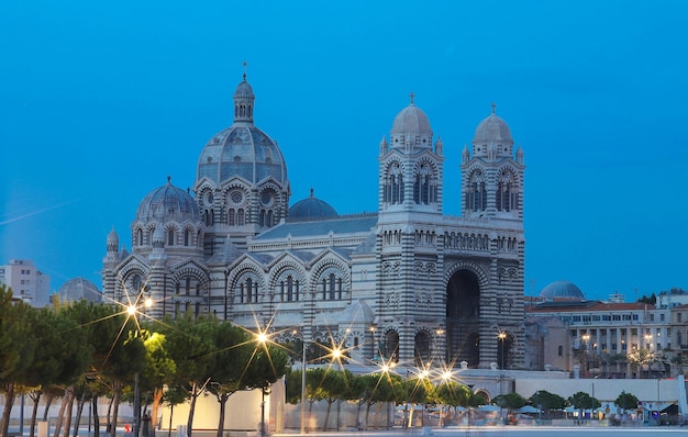 La vista nocturna de la catedral de Marsella SainteMarieMajeure también conocida como La Major