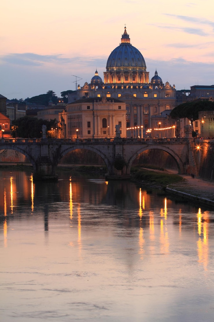 Foto vista nocturna en la catedral de san pedro en roma italia