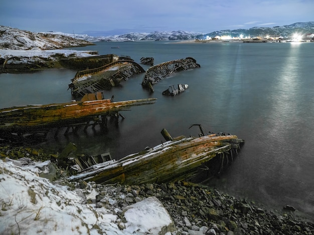 Vista nocturna del cementerio de barcos, antiguo pueblo de pescadores, Teriberka, Rusia